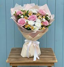 Букет цветов из:  Гвоздики, Орхидеи и Розы в Парауле