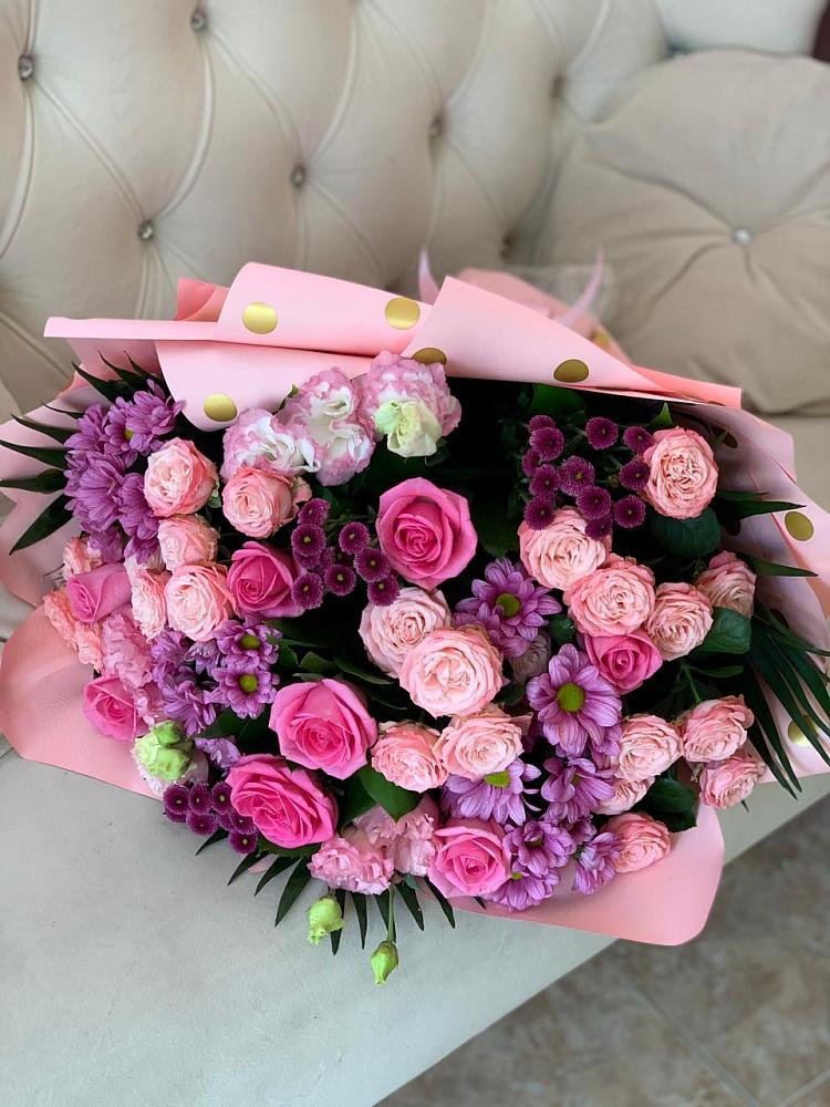 Букет цветов из: Хризантемы, Розы и Лизиантусы в Парауле