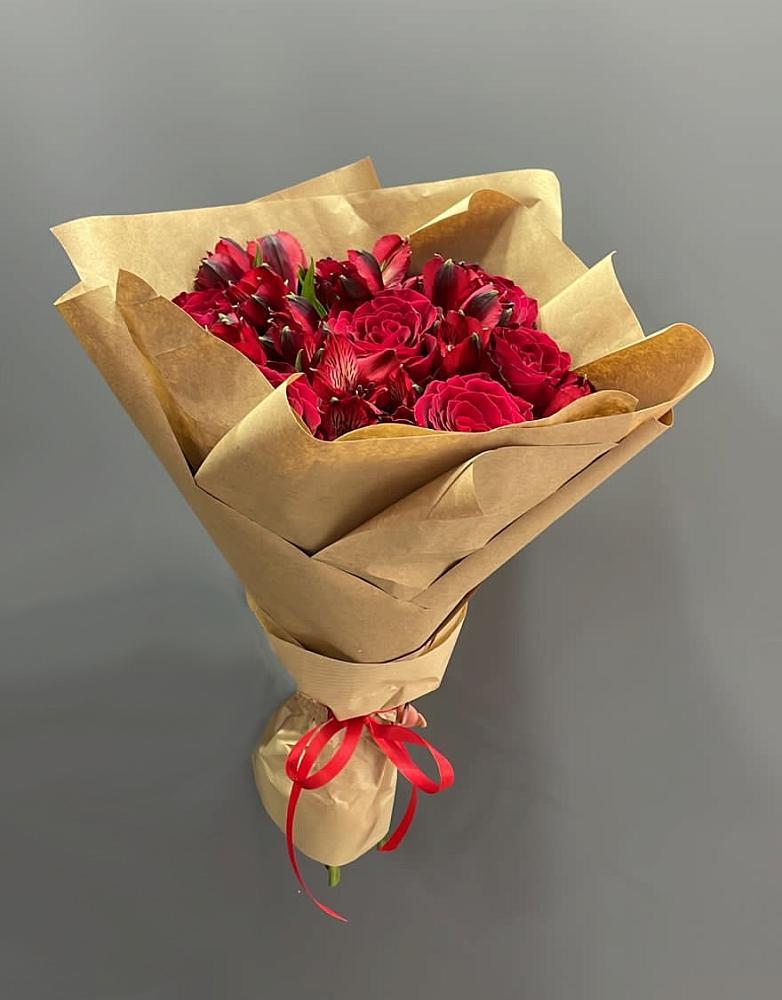 Букет цветов из: Альстромерии и Розы в Парауле