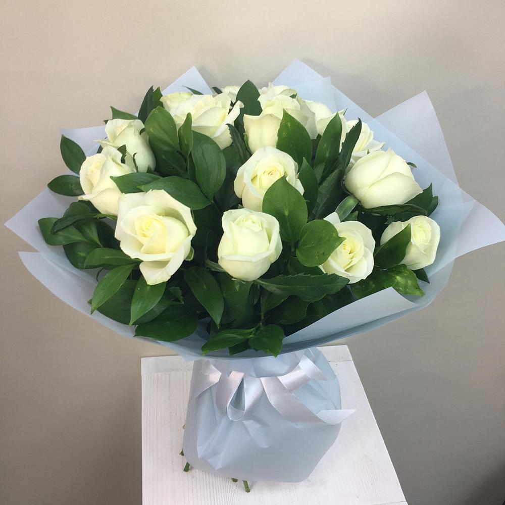 Букет 15 Белых роз Проуд в Парауле