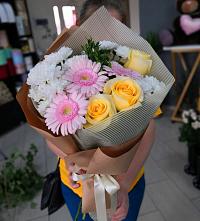 Букет цветов из:  Герберы, Розы и Хризантемы в Парауле