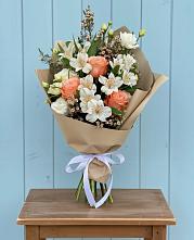 Букет цветов из:  Альстромерии, Лизиантусы, Розы и Хризантемы в Парауле