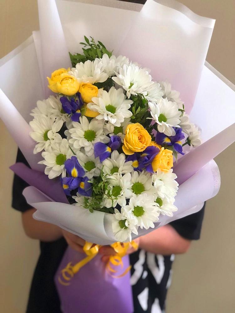 Букет цветов из: Ирисы, Хризантемы и Розы в Парауле