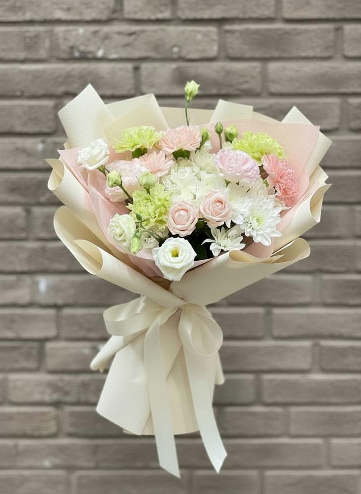 Букет цветов из: Гвоздики, Розы, Лизиантусы и Хризантемы в Парауле