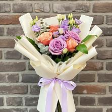 Букет цветов из:  Лизиантусы и Розы в Парауле