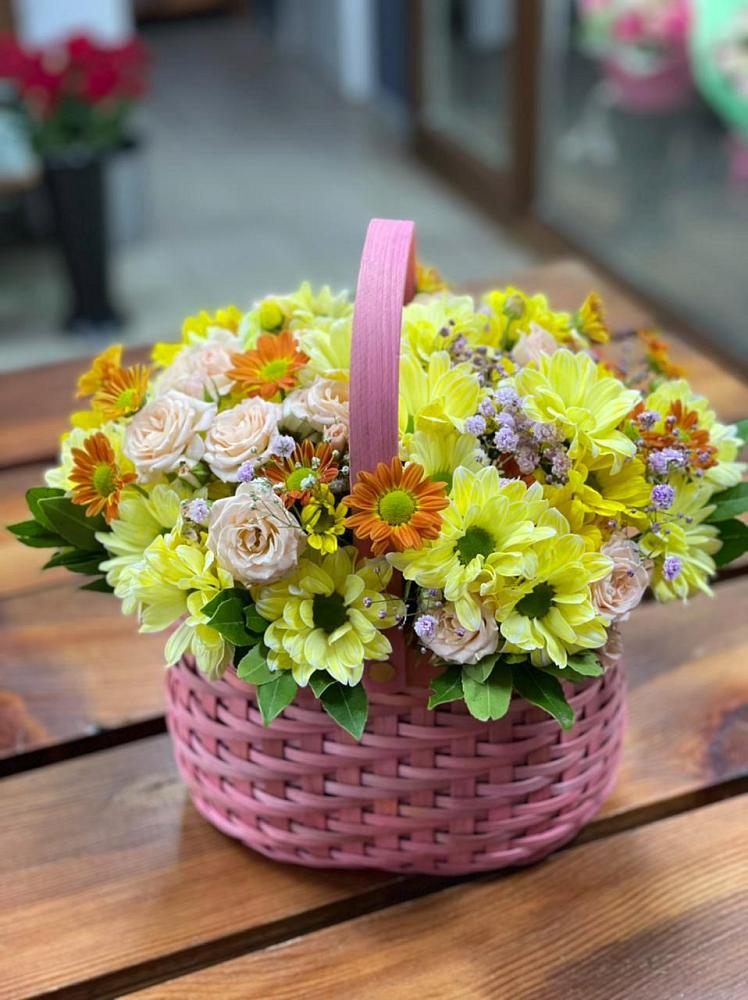 Цветочная композиция из Хризантемы и Розы в корзине в Парауле