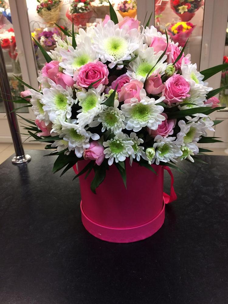 Цветочная композиция из Розы и Хризантемы в шляпной коробке в Парауле