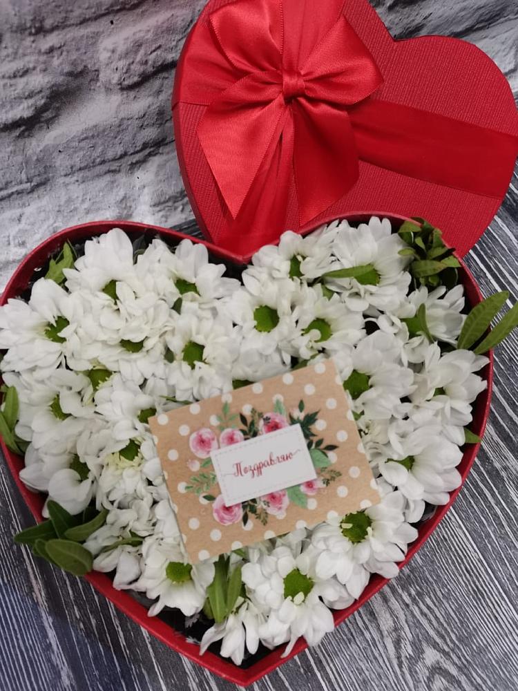 Цветочная композиция из Хризантемы в виде сердца в Парауле