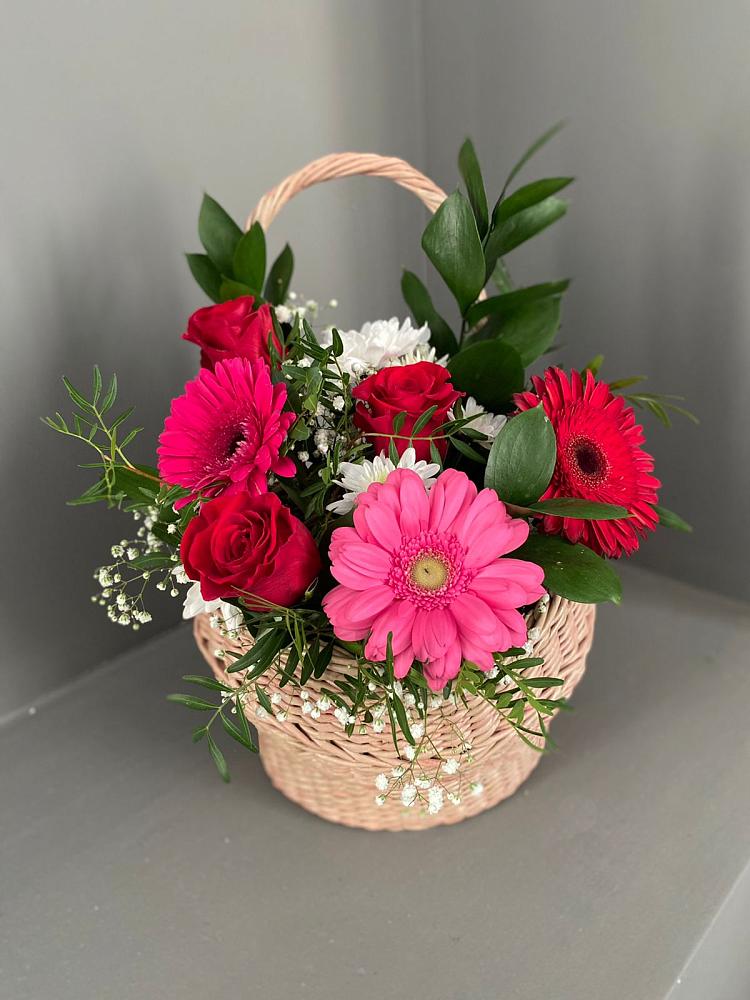 Цветочная композиция из Розы, Хризантемы и Герберы в корзине в Парауле