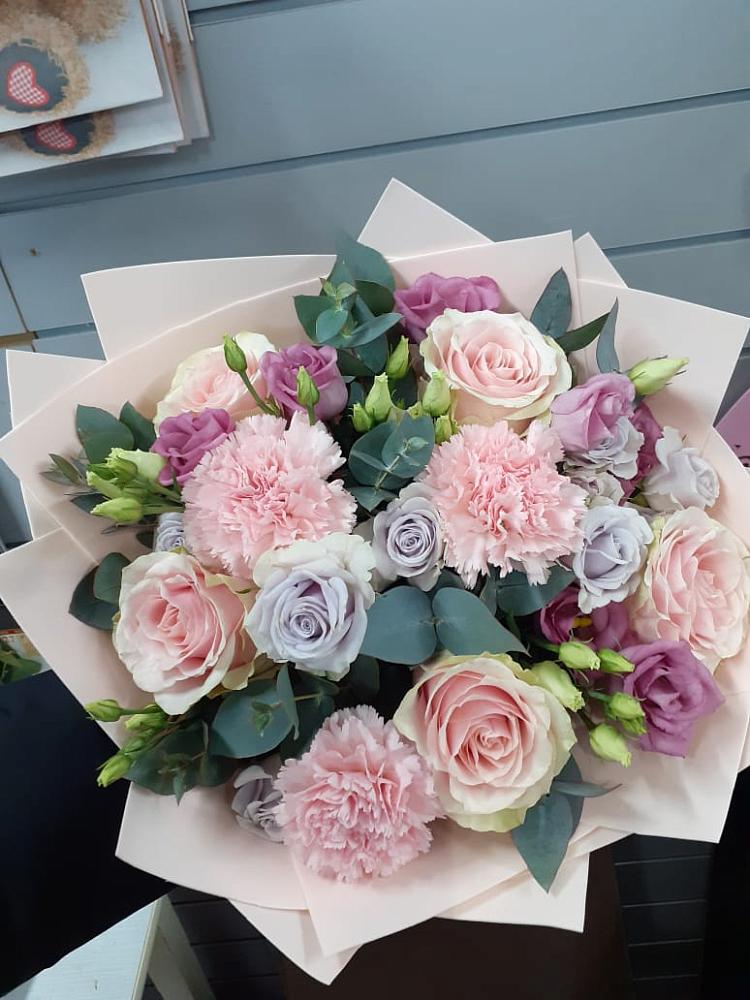 Букет цветов из: Розы, Гвоздики и Лизиантусы в Парауле