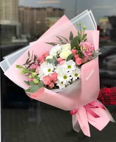 Букет цветов из: Розы, Лизиантусы и Хризантемы в Парауле