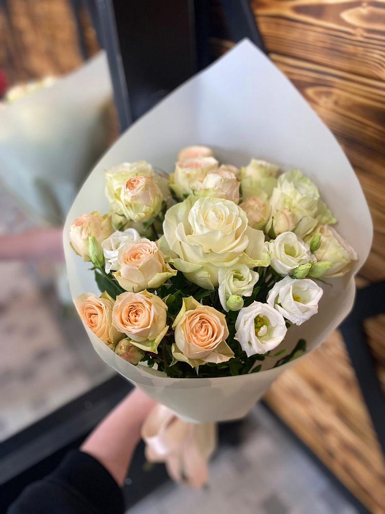 Букет цветов из: Розы и Лизиантусы в Парауле